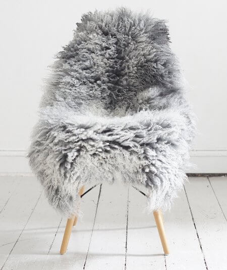 Gotlandsk lammeskind til stol med langt krøllet pels